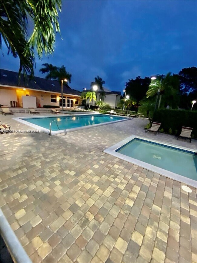 Foto del edificio - 640 Cypress Club Way