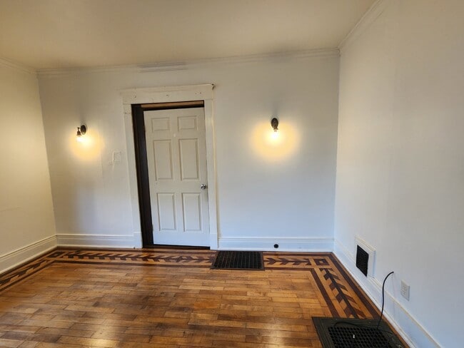 Building Photo - 4 Bedrooms 2 Kitchens & 2 Bathrooms