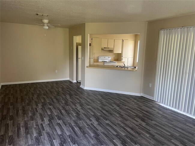 Foto del edificio - 7266 Pond Cir