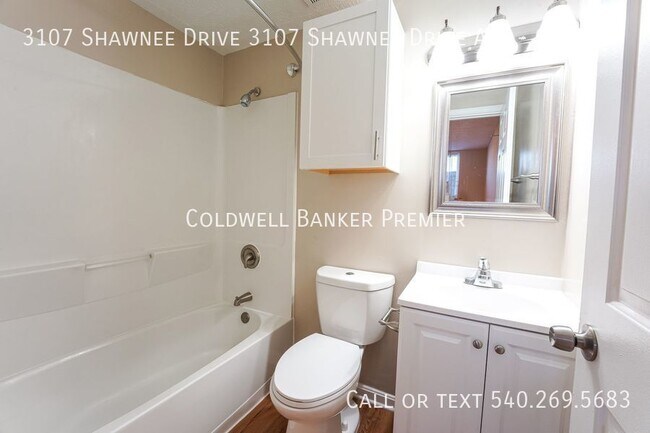 Building Photo - Beautifully Renovated Apartment in Winches...