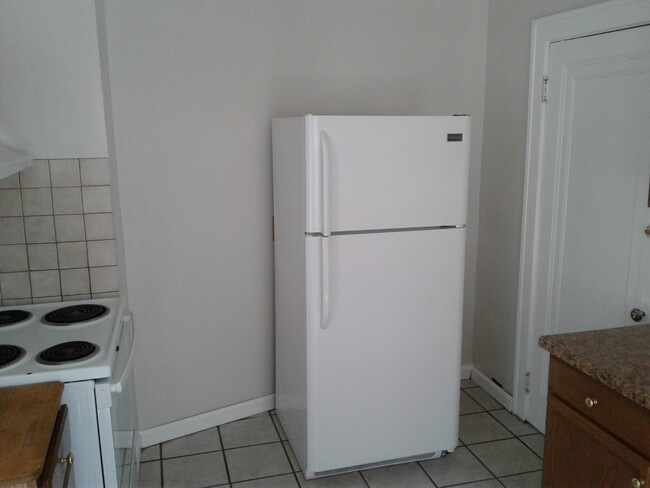 Newer kitchen appliances. - 1673 Victoria Ave