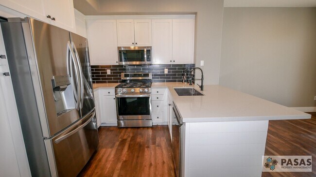 Building Photo - Modern Corner-Unit Condo with tandem 2-Car Garage in Central San Diego
