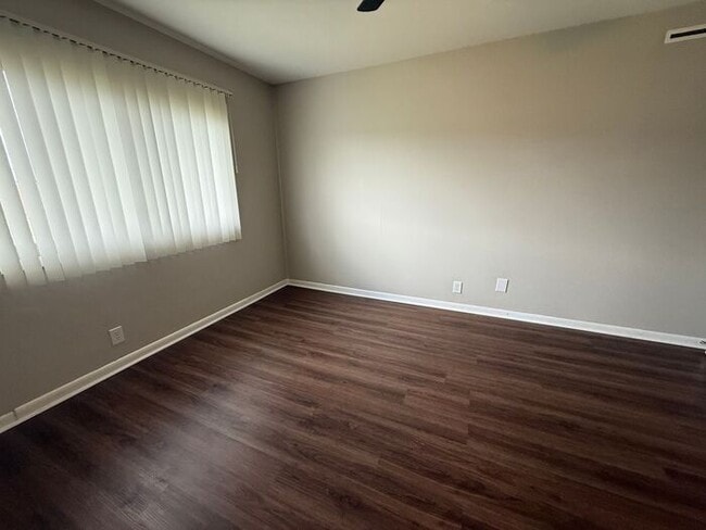 Foto del edificio - Remodeled 1 Bedroom Apartment!!! Walk to t...