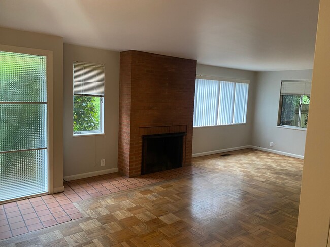 Building Photo - Move in Today,  No rent January 2024!!!! N...