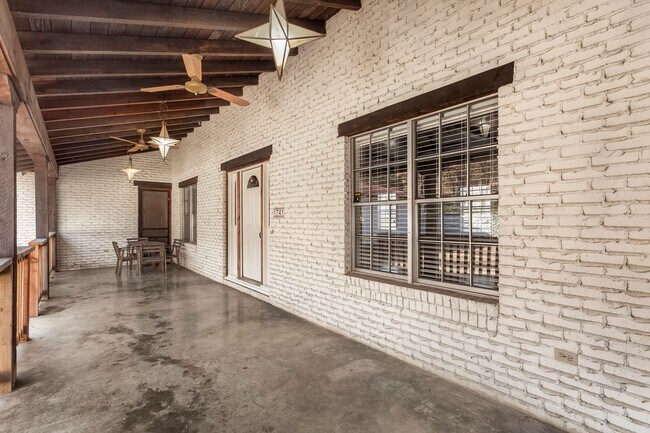 Foto del edificio - 1741 N Walnut Ave