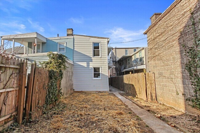 Foto del edificio - Spacious Four Bedroom Home located in York...