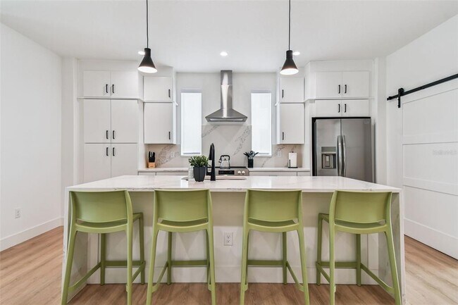 Building Photo - 3840 Pompano Dr SE