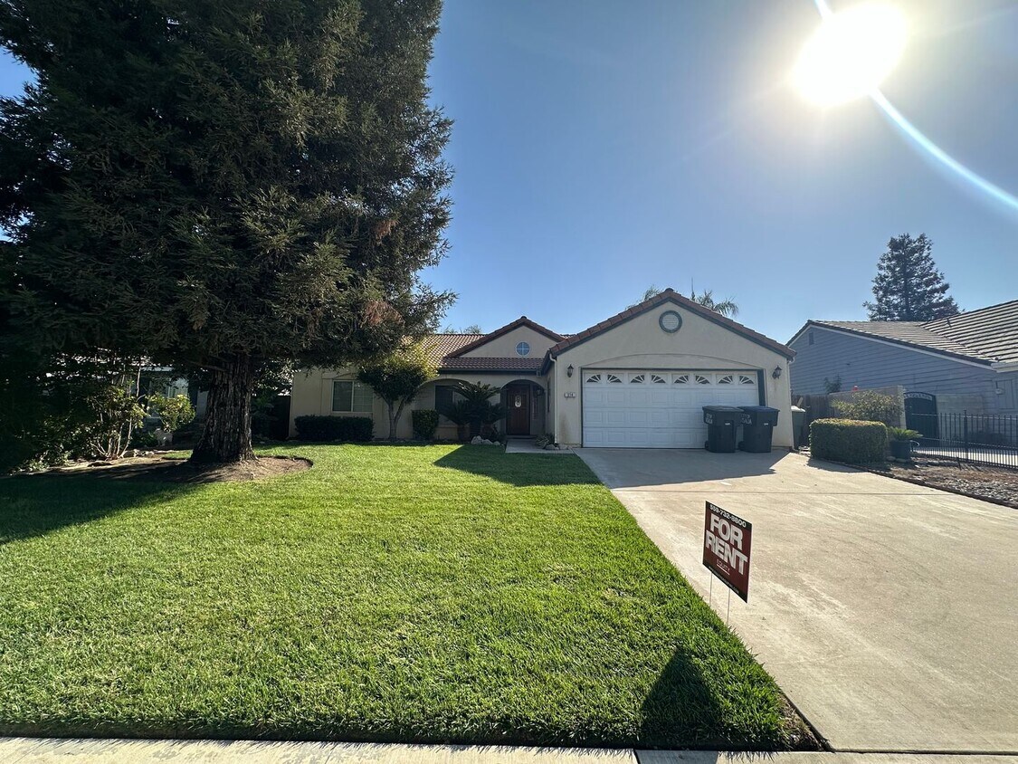 Foto principal - NE Visalia home available now!