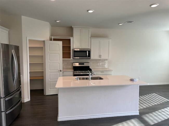 Foto del edificio - 5301 Austen Ave