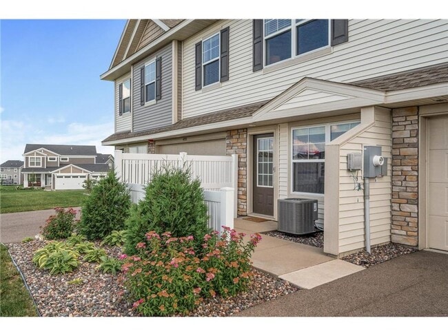 Building Photo - Beautiful Newer 3 Bed/2.5 Bath Townhouse- ...