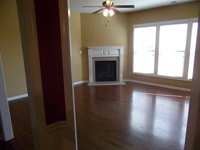 Foto del edificio - 650 Township Cir