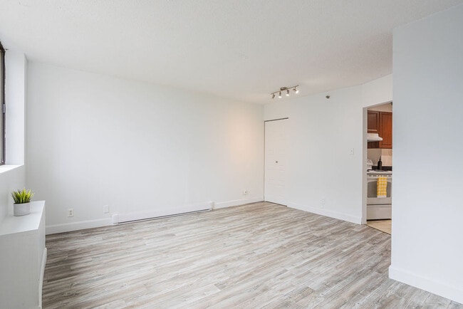 Building Photo - 10500 De L'acadie