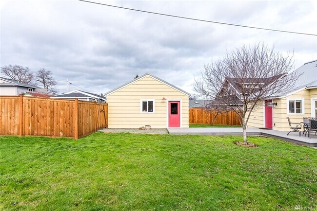 Building Photo - 2028 L Ave
