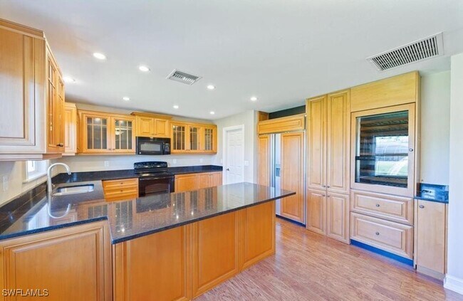 Foto del edificio - 27100 Pine Ave