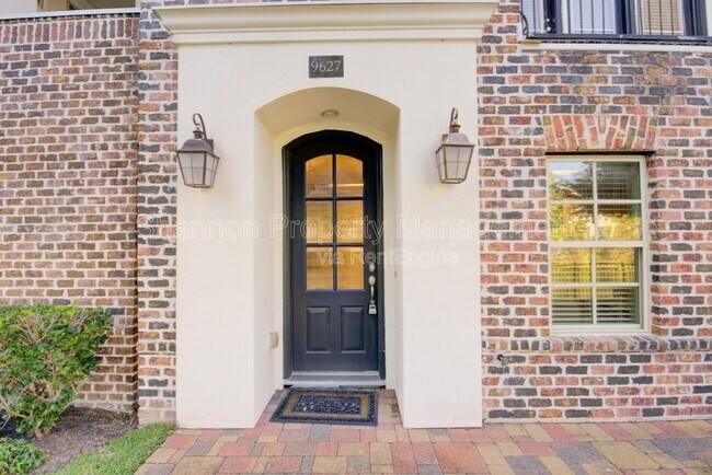 Building Photo - 9627 Fannin Station W