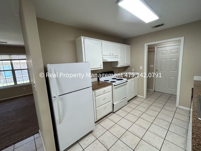 Foto del edificio - $980 MOVE IN SPECIAL! Greenwood Duplex! - ...