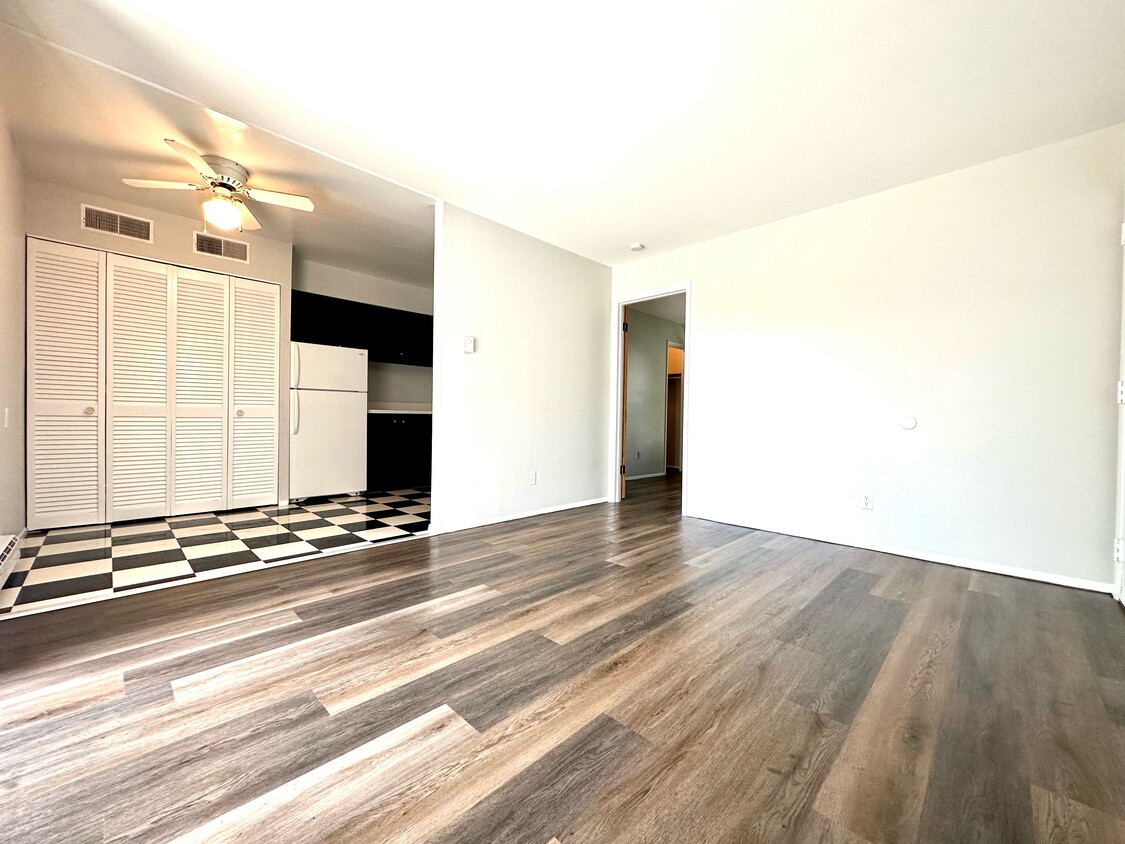 Primary Photo - 9960 Chateau Roi Ct