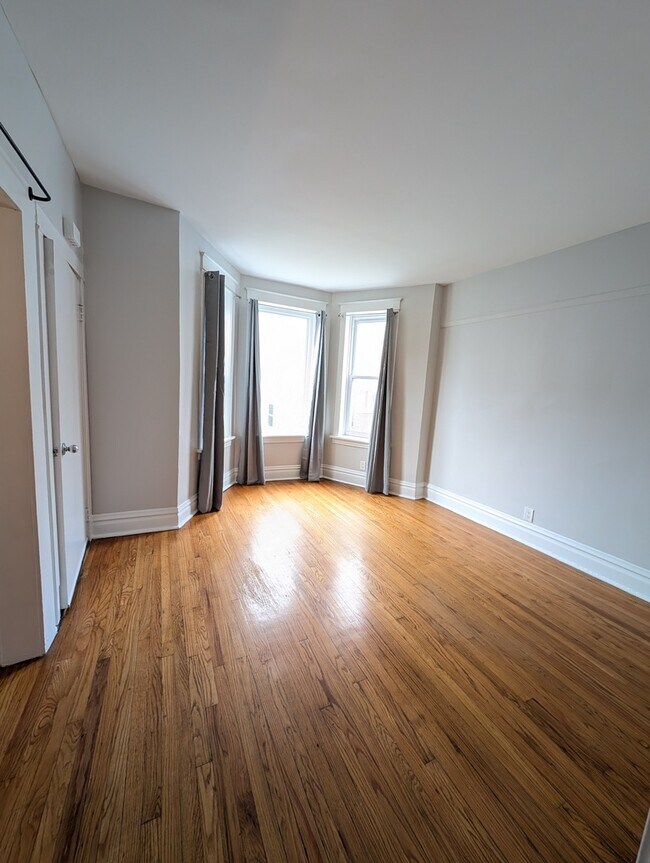 Foto del edificio - 2437 W Ainslie St