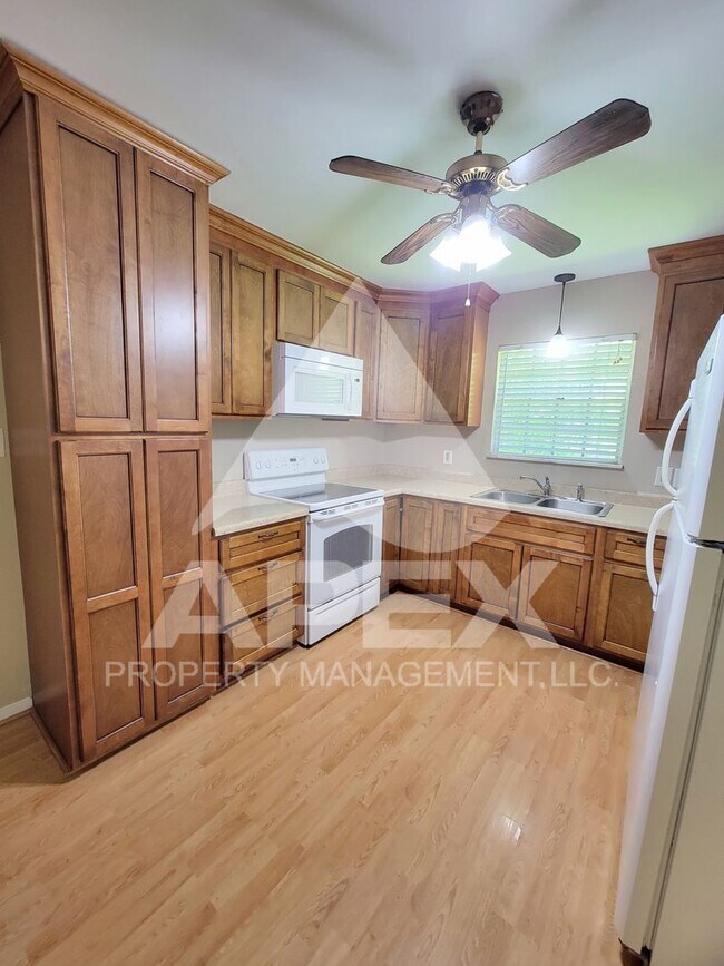 Foto del edificio - Spacious 3-Bd 2 BA Single Family home w/ B...