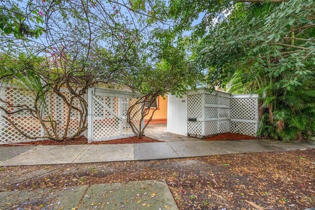Building Photo - 492 6th Ave N