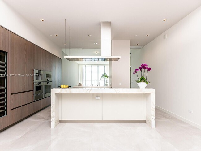 Foto del edificio - 18501 Collins Ave