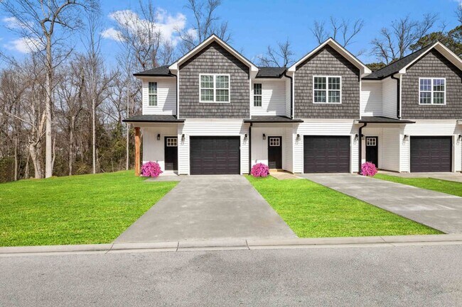 Foto del edificio - Luxury New 3BR Townhomes | Garage + Pool |...