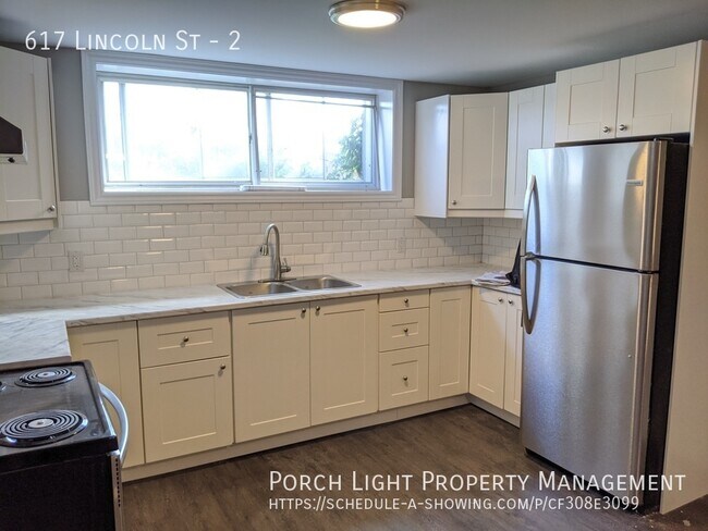 Photo du bâtiment - Bright and Sunny 2 Bedroom Basement with Yard, Parking and Tons of Storage