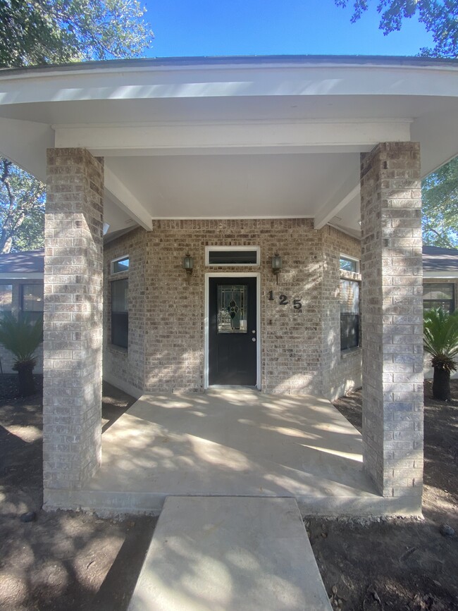 Building Photo - 125 S Bluebonnet Dr