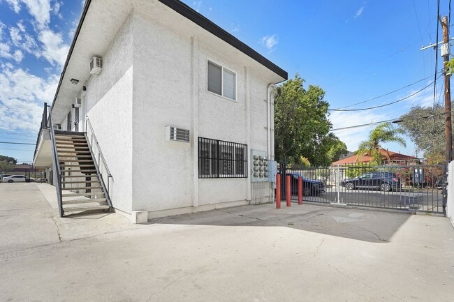 Building Photo - 10028 San Fernando Rd