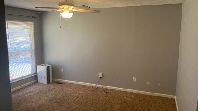 Foto del edificio - 325 Halifax Dr