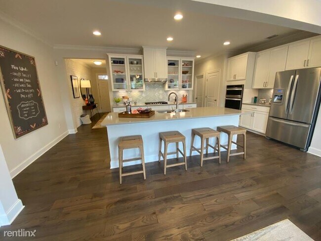 Building Photo - 3 br, 2.5 bath Townhome - 500 Brannon Rd