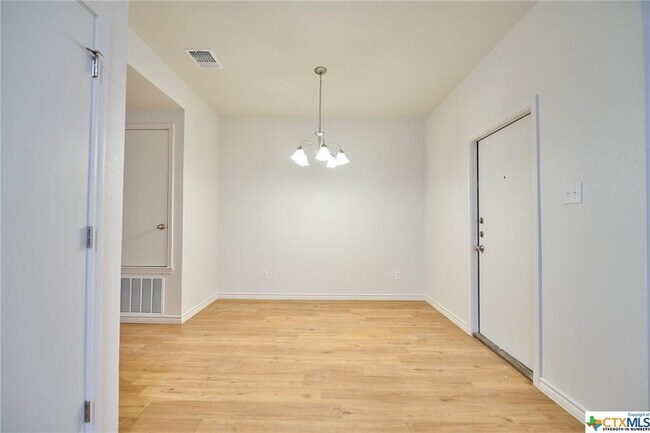 Building Photo - 1805 Clovis Dr
