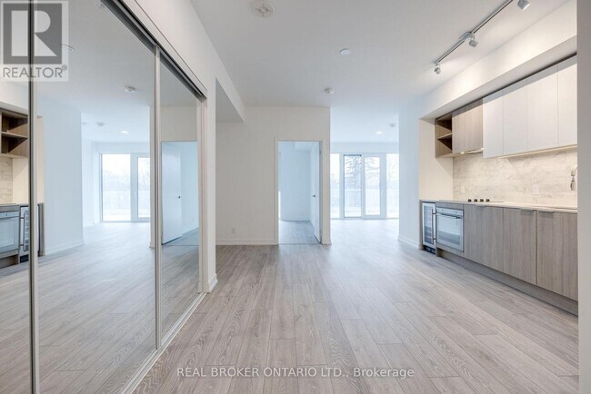 Photo du bâtiment - 2020 Bathurst St