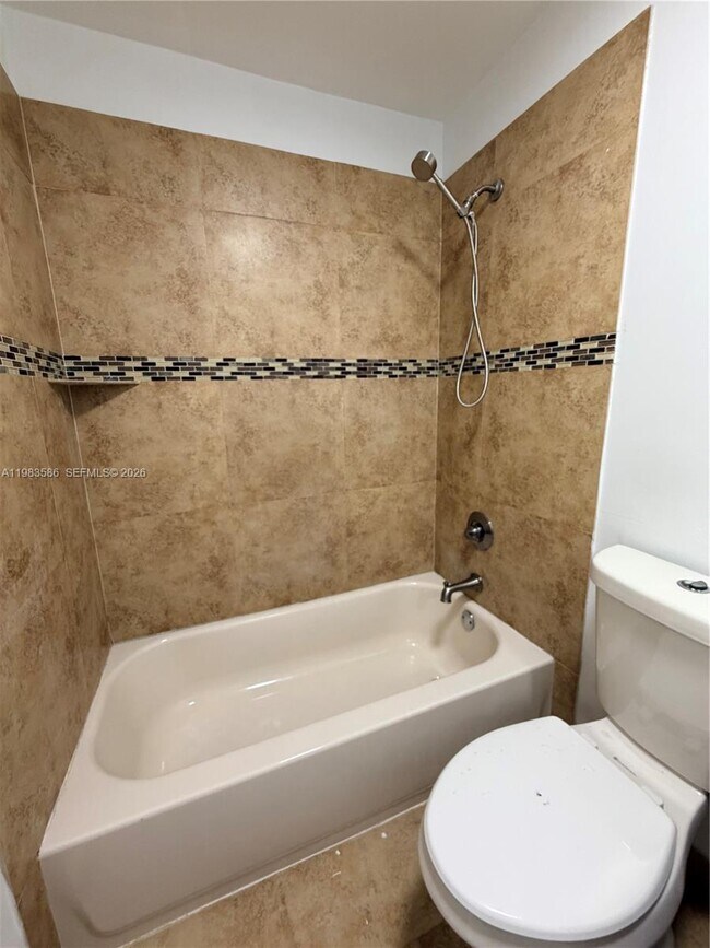 Foto del edificio - 927 NE 199th St