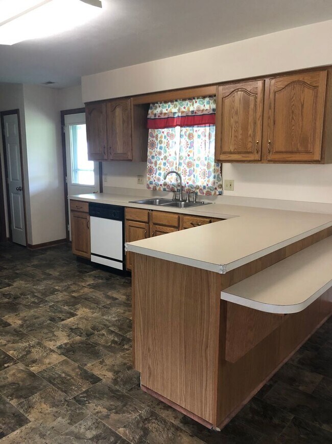 Building Photo - 2 Bedroom / 1.5 Bath Condo