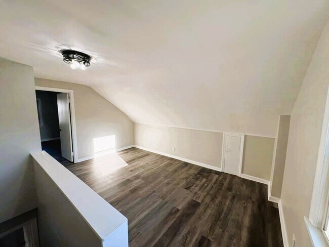 Foto del edificio - 4-Bedroom Home with Finished Basement & Mo...