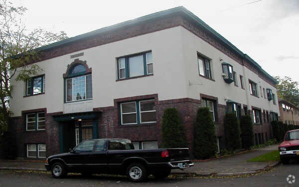 Foto del edificio - 635 NE Randall Ave