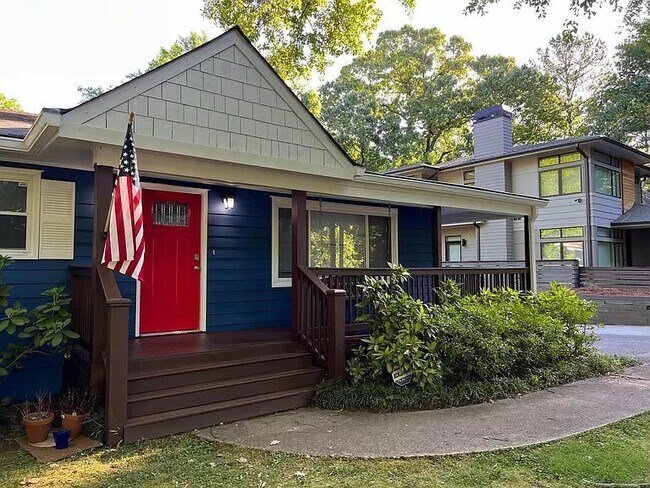 Building Photo - Alluring home available for you!