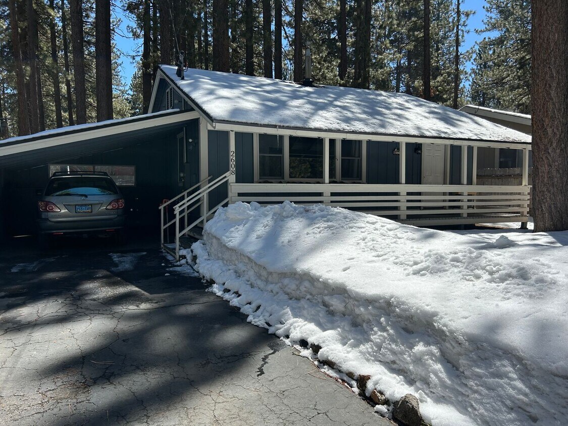 Primary Photo - Spacious 1 Bedroom House with Covered Park...