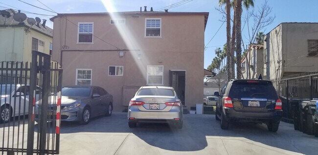Aparcamiento cerrado con acceso a la cocina. Escalones desde el espacio de aparcamiento. - 2823 W Vernon Ave