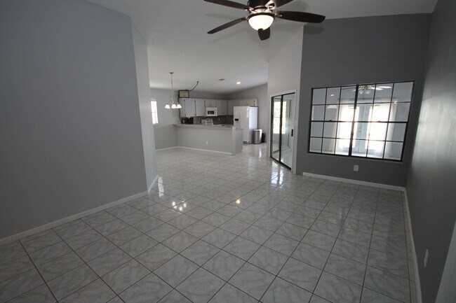 Foto del edificio - Stylish 4-Bedroom Home with Florida Room &...