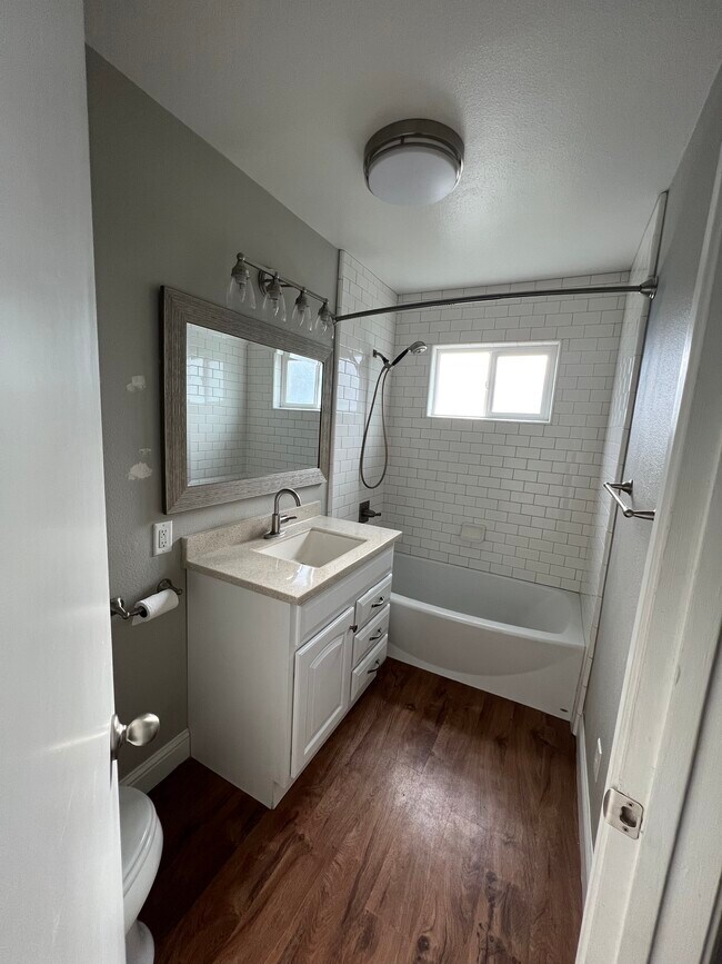 Building Photo - 152 N Pollasky Ave