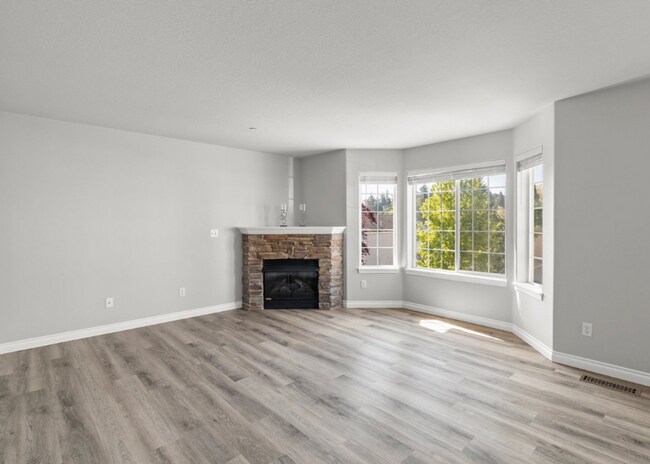 Foto del edificio - Updated 3 Story Townhome with Fully Fenced...