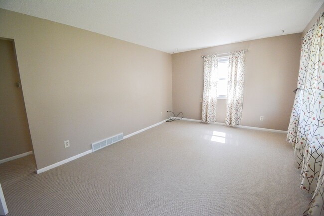Building Photo - 3 Bedroom 1.5 Bath Available For Rent In Country Club Manor