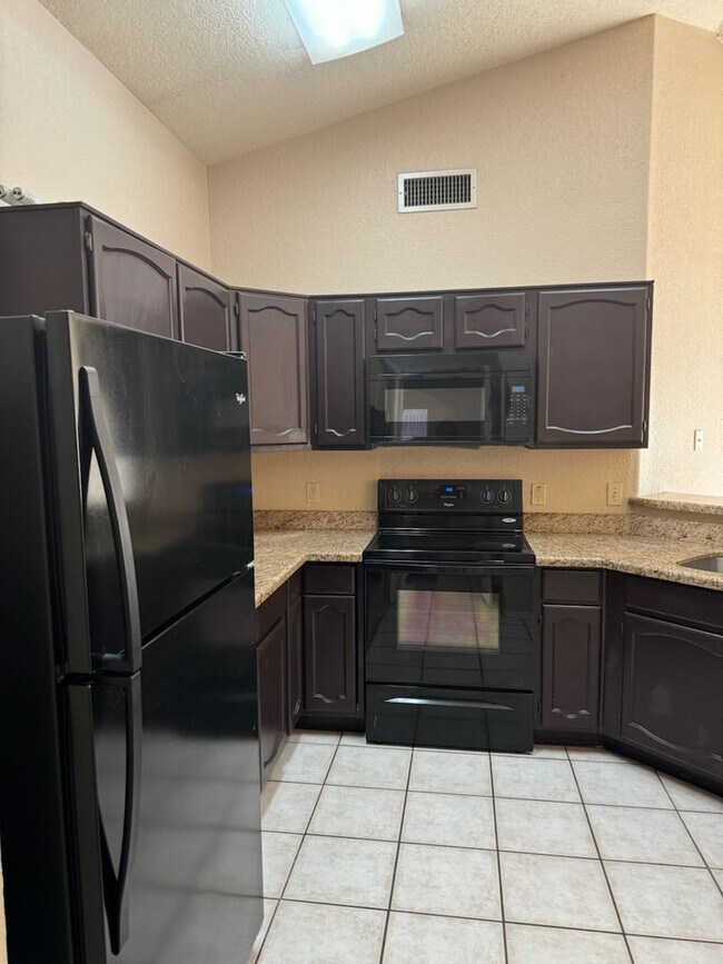 Building Photo - BEAUTIFUL 3BR/2BTH HOME