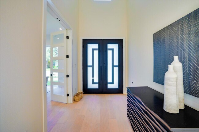 Foto del edificio - Open concept home with luxury finishes