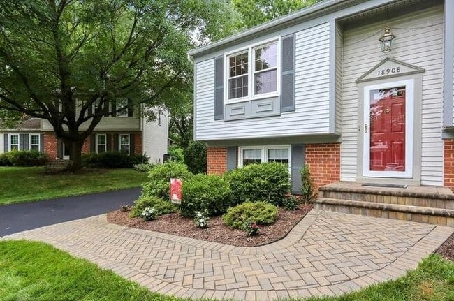 Building Photo - Beautiful 4 Bedroom Single Family Home in ...