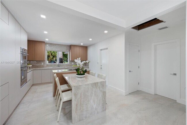 Building Photo - 5211 Granada Blvd