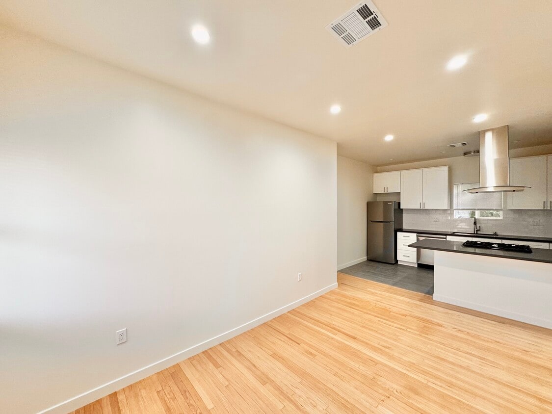 Primary Photo - 515-518 3/4 N Mariposa Ave
