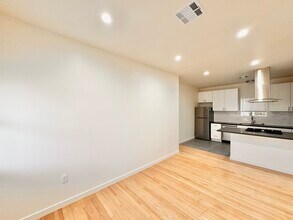 Building Photo - 515-518 3/4 N Mariposa Ave